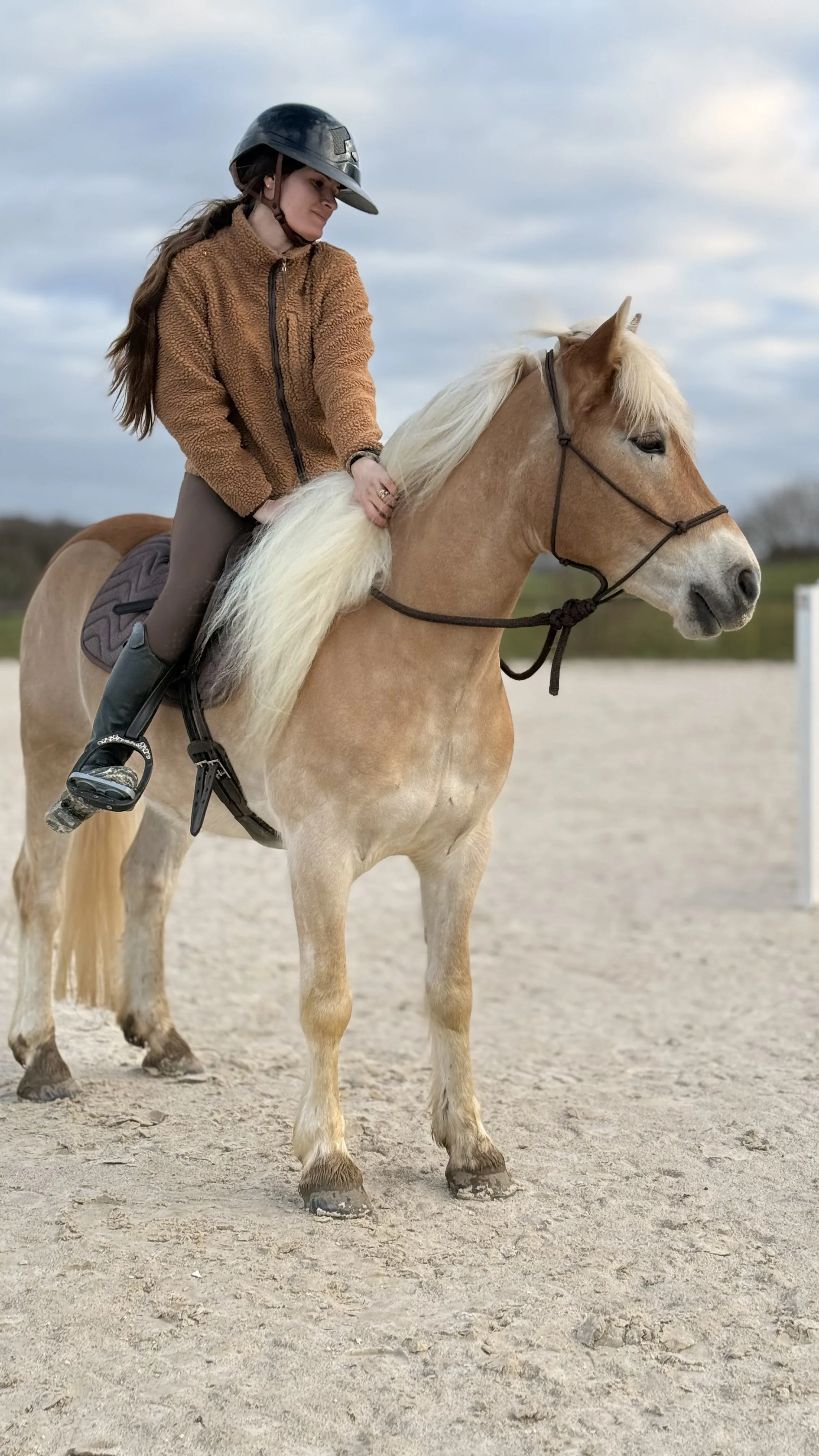 Marie en selle sur Mustang dans la carrière